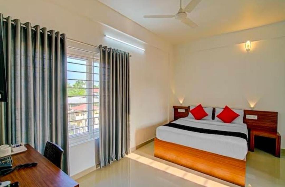 Phoenix Holidays Kochi Extérieur photo