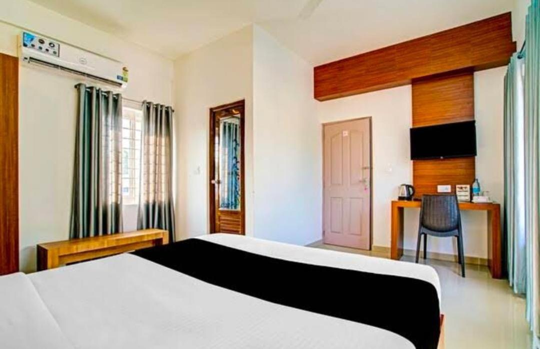 Phoenix Holidays Kochi Extérieur photo