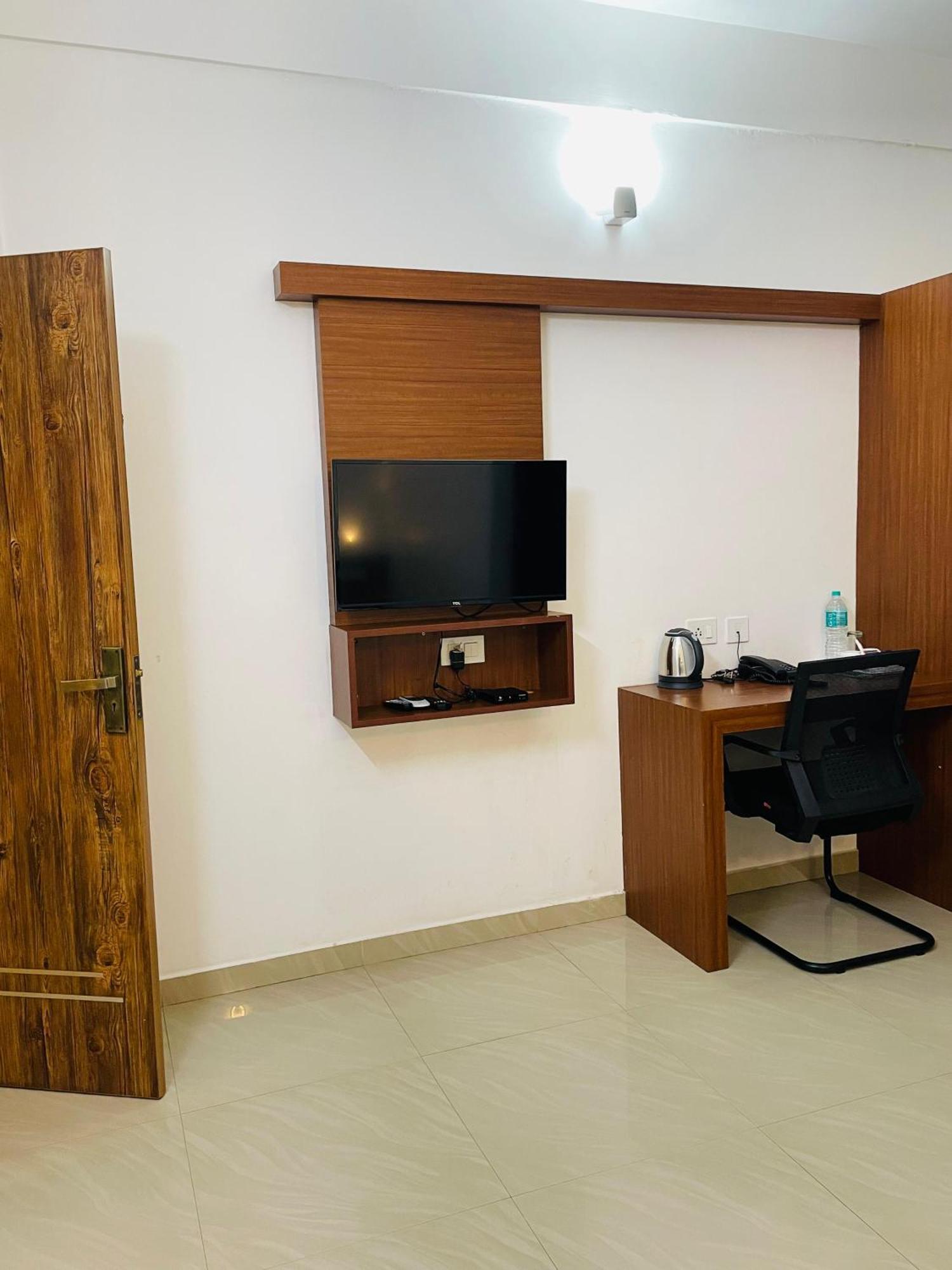 Phoenix Holidays Kochi Extérieur photo