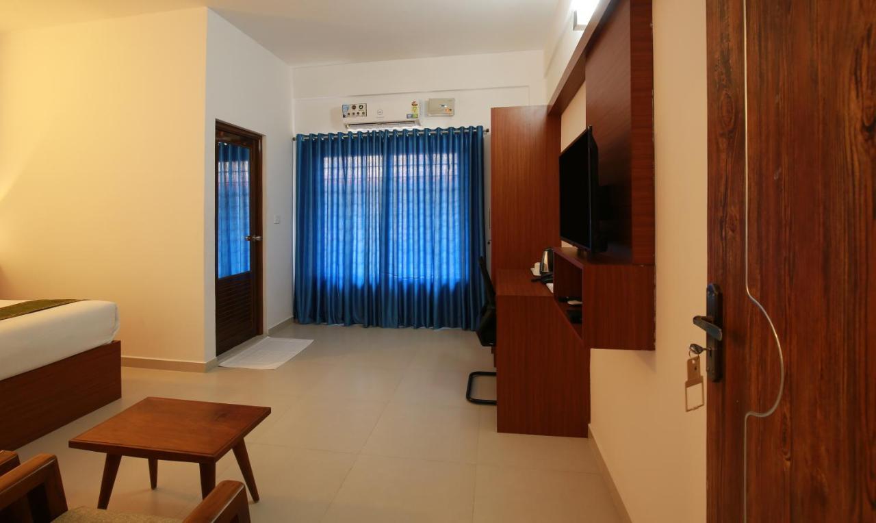 Phoenix Holidays Kochi Extérieur photo